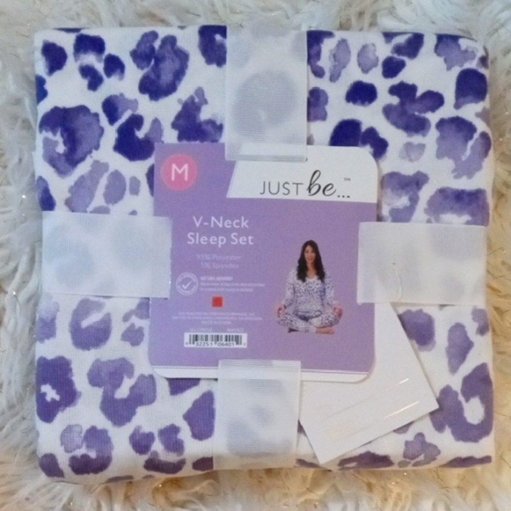 NWT,long sleeve V-Neck Pajamas Set jogger w/pockets, med and small available!